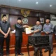 Ketua DPRD Trenggalek menandatangani persetujuan Raperda Perubahan SOTK dalam rapat paripurna bersama eksekutif