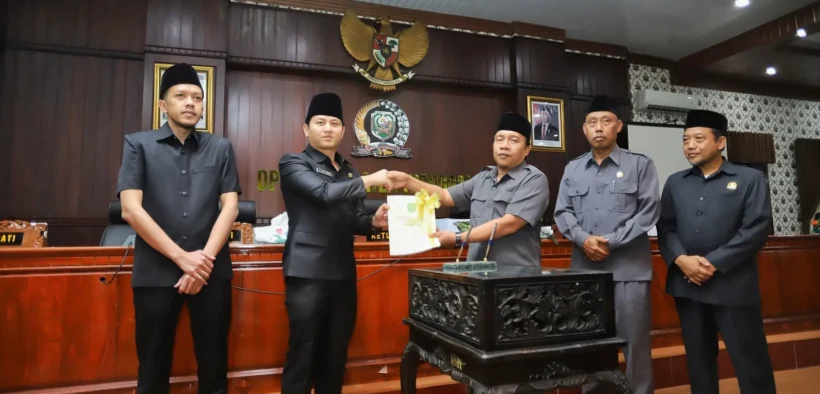 Ketua DPRD Trenggalek menandatangani persetujuan Raperda Perubahan SOTK dalam rapat paripurna bersama eksekutif