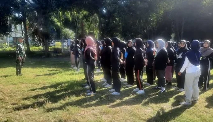 Kodim 0820/Probolinggo melalui Koramil 0820-03/Leces menggelar pelatihan Peraturan Baris Berbaris (PBB) di SMA Taruna Dra. Zulaeha