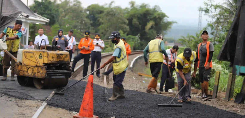 Respon Cepat Wadul Gus’e, Perlintasan sebidang rel kereta api di JPL 30, Desa Garahan langsung digarap pada Rabu (9/7/2025).