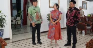 Caption Foto: Utusan Khusus Presiden Bidang Pariwisata Zita Anjani berbincang dengan Wabup Probolinggo Ra Fahmi AHZ dan Sekda Ugas Irwanto di Pringgitan Dalam Rumah Dinas Bupati Probolinggo (sumber: Facebook Syamsul Akbar)