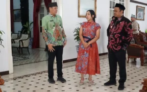 Caption Foto: Utusan Khusus Presiden Bidang Pariwisata Zita Anjani berbincang dengan Wabup Probolinggo Ra Fahmi AHZ dan Sekda Ugas Irwanto di Pringgitan Dalam Rumah Dinas Bupati Probolinggo (sumber: Facebook Syamsul Akbar)