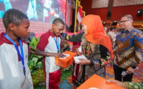 Gubernur Jawa Timur Khofifah Indar Parawansa menyambut dengan bangga kedatangan 145 siswa-siswi baru Program Afirmasi Pendidikan Menengah (ADEM) asal Papua