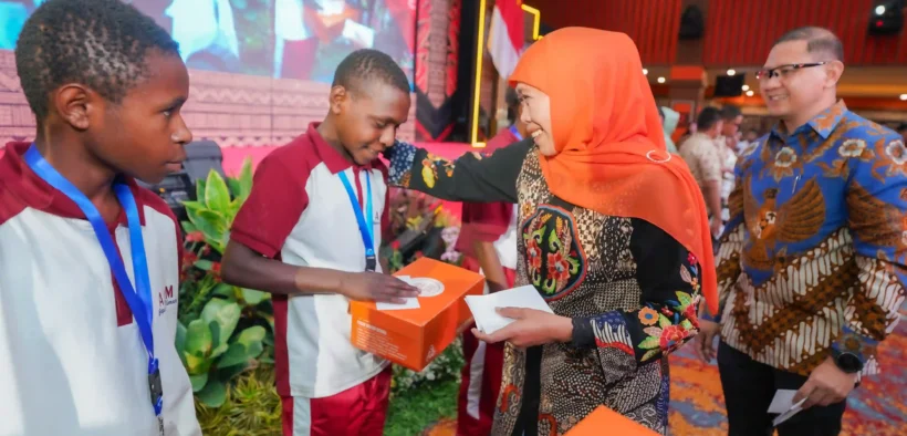 Gubernur Jawa Timur Khofifah Indar Parawansa menyambut dengan bangga kedatangan 145 siswa-siswi baru Program Afirmasi Pendidikan Menengah (ADEM) asal Papua