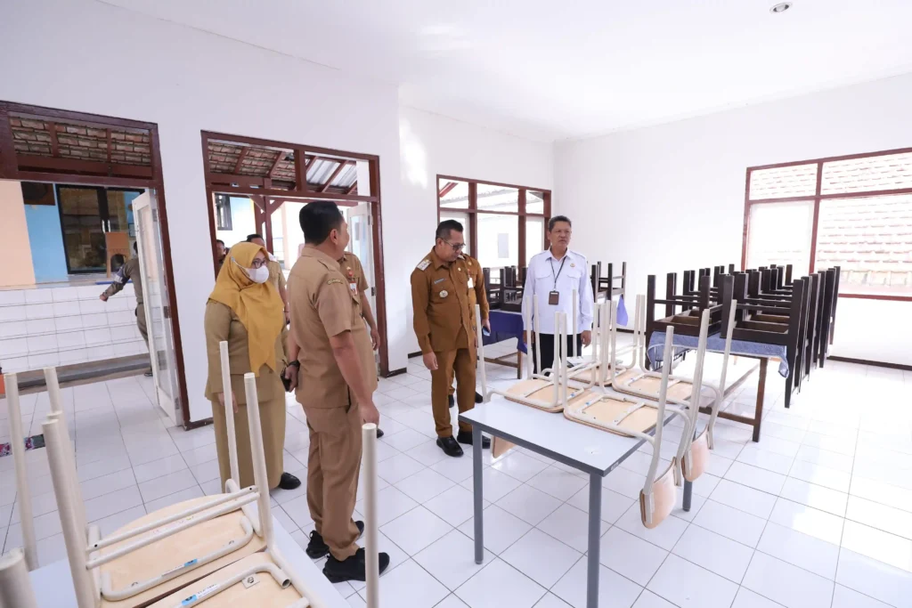 Wali Kota Batu Nurochman meninjau langsung kesiapan sekolah rakyat di Gedung Bima Sakti, Senin (14/7/2025)