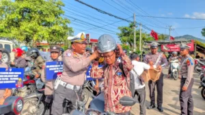Satlantas Polres Trenggalek Bagi Bagi Helm Gratis Ke Pengguna Jalan