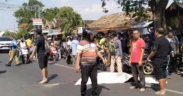 Caption Foto: Warga berkerumun di lokasi kejadian kecelakaan maut yang menewaskan seorang pelajar di Jalan Basuki Rahmat, Kelurahan Mangunharjo, Selasa (15/7/2025). Jenazah korban ditutupi kain sebelum dievakuasi petugas (Grup Facebook ISP -INFO SEPUTAR PROBOLINGGO -).