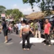 Caption Foto: Warga berkerumun di lokasi kejadian kecelakaan maut yang menewaskan seorang pelajar di Jalan Basuki Rahmat, Kelurahan Mangunharjo, Selasa (15/7/2025). Jenazah korban ditutupi kain sebelum dievakuasi petugas (Grup Facebook ISP -INFO SEPUTAR PROBOLINGGO -).