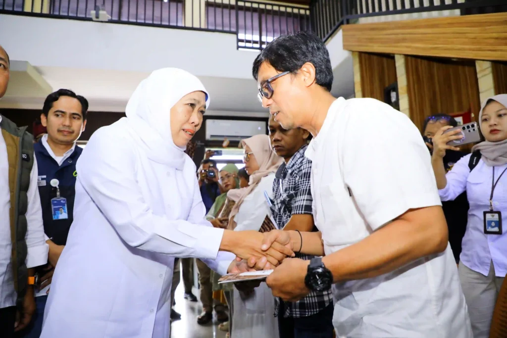 Gubernur Jawa Timur, Khofifah Indar Parawansa, serahkan santunan duka kepada 8 ahli waris korban tragedi KMP Tunu