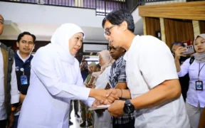 Gubernur Jawa Timur, Khofifah Indar Parawansa, serahkan santunan duka kepada 8 ahli waris korban tragedi KMP Tunu