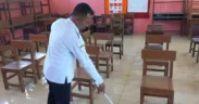 Caption Foto: Seorang guru SDN Warujinggo 2 membersihkan ruang kelas kosong yang tidak terisi siswa baru dalam dua tahun terakhir, Rabu (16/7/2025) (Foto: Farid Fahlevi).