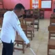 Caption Foto: Seorang guru SDN Warujinggo 2 membersihkan ruang kelas kosong yang tidak terisi siswa baru dalam dua tahun terakhir, Rabu (16/7/2025) (Foto: Farid Fahlevi).