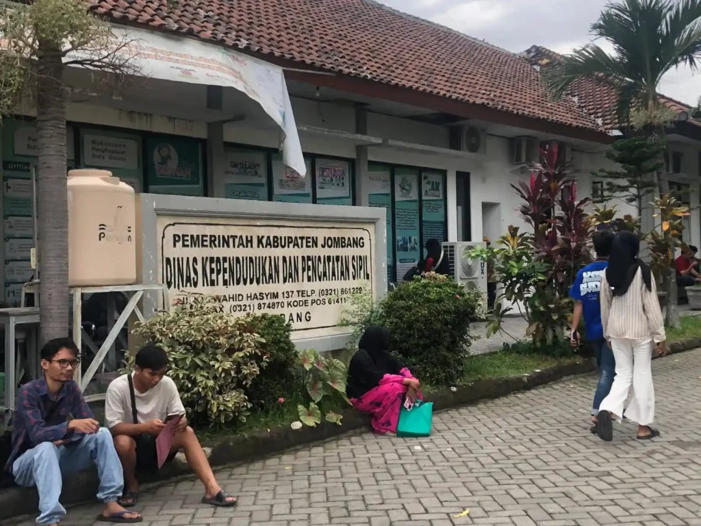 Pelayanan pencetakan KTP elektronik (KTP-el) di kantor kecamatan di Kabupaten Jombang saat ini sedang terhenti akibat Blanko langka