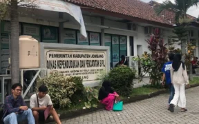 Pelayanan pencetakan KTP elektronik (KTP-el) di kantor kecamatan di Kabupaten Jombang saat ini sedang terhenti akibat Blanko langka