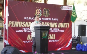 Kejaksaan Negeri (Kejari) Kota Batu musnahkan barang bukti dari 65 perkara tindak pidana umum yang telah berkekuatan hukum tetap (inkracht).