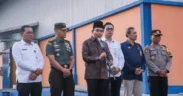 Bupati Jember Muhammad Fawait turut menyalurkan bantuan pangan beras tahap 2 untuk alokasi bulan Juni dan Juli 2025, Senin (21/7/2025)