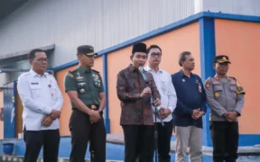 Bupati Jember Muhammad Fawait turut menyalurkan bantuan pangan beras tahap 2 untuk alokasi bulan Juni dan Juli 2025, Senin (21/7/2025)