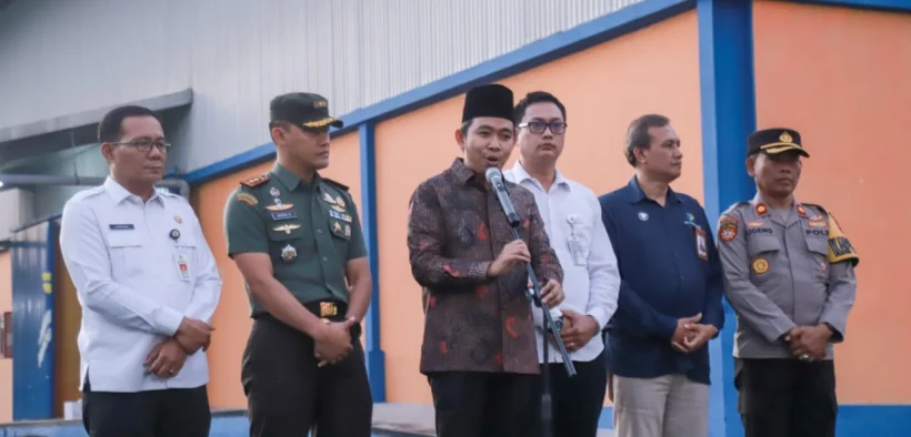Bupati Jember Muhammad Fawait turut menyalurkan bantuan pangan beras tahap 2 untuk alokasi bulan Juni dan Juli 2025, Senin (21/7/2025)
