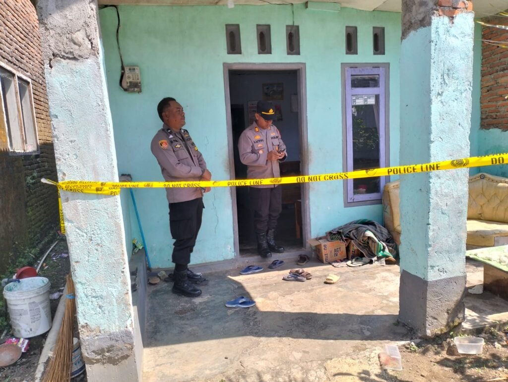 Kasus tragis pasangan suami istri (pasutri) meninggal gantung diri di Desa Ketindan, Kecamatan Lawang, Kabupaten Malang
