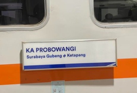 Tampak gerbong KA Probowangi dengan rute Surabaya Gubeng – Ketapang, Banyuwangi, yang menjadi pilihan masyarakat Jawa Timur bagian timur. (Facebook Basu Pangestu / Stasiun Probolinggo)