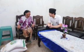 Bupati Trenggalek Mochamad Nur Arifin bersama jajaran Forkopimda Kabupaten Trenggalek salurkan Bantuan Pangan Beras Bulan Juni dan Juli 2025