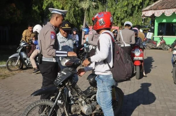 Petugas Satlantas Polres Probolinggo tengah memberikan tilang kepada pengendara dalam pelaksanaan Operasi Patuh Semeru 2025. (Foto: Humas Polres Probolinggo)