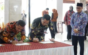 Foto: Wali Kota Probolinggo dr. Aminuddin dan Bupati Kabupaten Probolinggo dr. Mohammad Haris saat menandatangani komitmen bersama di Pendapa Agung, Kabupaten Malang, 24/7/2025. (Dok. Humas Pemkot Probolinggo