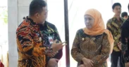 Bupati Probolinggo Gus dr Mohammad Haris berbincang dengan Pj Gubernur Jawa Timur Adhy Karyono di sela-sela Rakor Evaluasi CASN dan Manajemen Talenta di Pendopo Agung Kabupaten Malang, Kamis (24/7/2025). (Foto: Humas Pemkab Probolinggo)