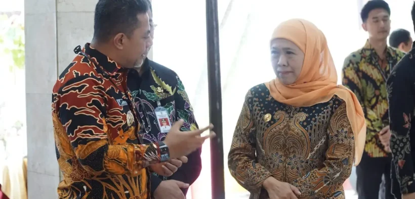 Bupati Probolinggo Gus dr Mohammad Haris berbincang dengan Pj Gubernur Jawa Timur Adhy Karyono di sela-sela Rakor Evaluasi CASN dan Manajemen Talenta di Pendopo Agung Kabupaten Malang, Kamis (24/7/2025). (Foto: Humas Pemkab Probolinggo)