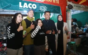 Caption foto: Bupati Probolinggo Gus dr Mohammad Haris mencicipi sajian UMKM lokal di kawasan Seruni Point, Jum’at (25/7/2025) (Duh).