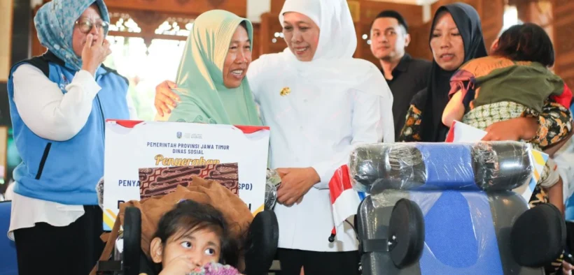 Gubernur Jawa Timur Khofifah Indar Parawansa menyalurkan bantuan sosial (bansos) senilai Rp5,8 miliar kepada masyarakat Gresik dalam program ke-23 Sapa Bansos Gubernur Khofifah.