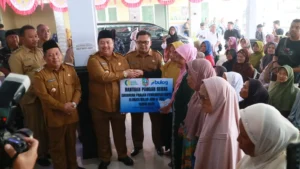 277 Warga Desa Kalikejambon Terima Bantuan Beras dari Bupati Warsubi