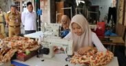Wabup Jombang Salmanudin Yazid dan Sekda Agus Purnomo sidak penjahit di Dusun Tunggul, Tunggor seragam sekolah gratis