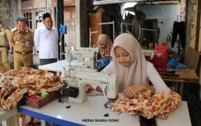 Wabup Jombang Salmanudin Yazid dan Sekda Agus Purnomo sidak penjahit di Dusun Tunggul, Tunggor seragam sekolah gratis