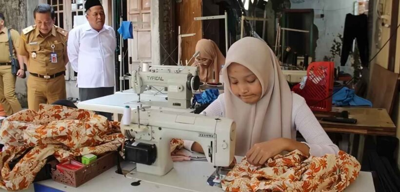 Wabup Jombang Salmanudin Yazid dan Sekda Agus Purnomo sidak penjahit di Dusun Tunggul, Tunggor seragam sekolah gratis