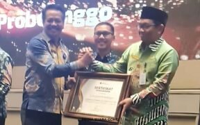 Kepala Biro Perekonomian Sekretariat Daerah (Setda) Provinsi Jawa Timur Aftabuddin Rijaluzzaman kepada Asisten Perekonomian dan Pembangunan Sekda Kabupaten Probolinggo Juwono Prasetijo Utomo DBHCHT