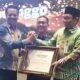 Kepala Biro Perekonomian Sekretariat Daerah (Setda) Provinsi Jawa Timur Aftabuddin Rijaluzzaman kepada Asisten Perekonomian dan Pembangunan Sekda Kabupaten Probolinggo Juwono Prasetijo Utomo DBHCHT
