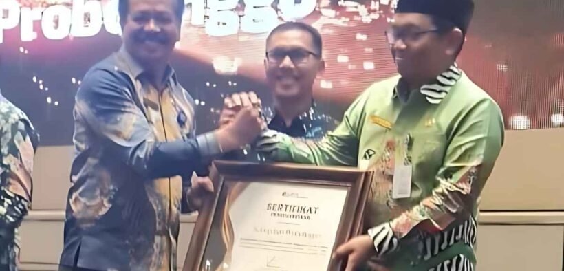 Kepala Biro Perekonomian Sekretariat Daerah (Setda) Provinsi Jawa Timur Aftabuddin Rijaluzzaman kepada Asisten Perekonomian dan Pembangunan Sekda Kabupaten Probolinggo Juwono Prasetijo Utomo DBHCHT