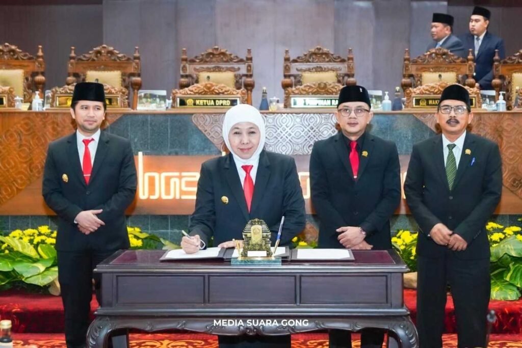 khofifah indar parawansa bersama emil dardak dan yang lainnya mentanda tangai RPJMD Jatim 2025