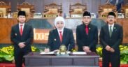 khofifah indar parawansa bersama emil dardak dan yang lainnya mentanda tangai RPJMD Jatim 2025
