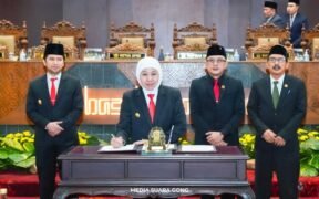 khofifah indar parawansa bersama emil dardak dan yang lainnya mentanda tangai RPJMD Jatim 2025