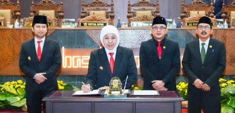khofifah indar parawansa bersama emil dardak dan yang lainnya mentanda tangai RPJMD Jatim 2025