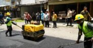 Warsubi dan Wabup saat mengecek perbaikan jalan rusak jombang