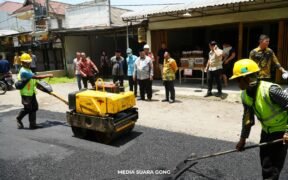 Warsubi dan Wabup saat mengecek perbaikan jalan rusak jombang