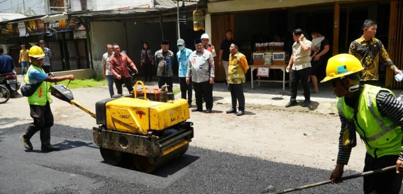 Warsubi dan Wabup saat mengecek perbaikan jalan rusak jombang