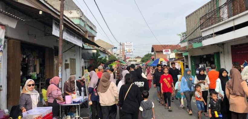 situasi Evaluasi CFD Jombang yang ramai padat penduduk dan orang jualan dipinggir jalan