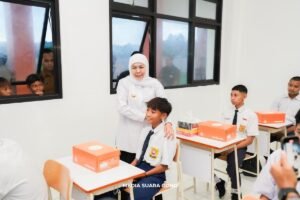 Khofifah Bagikan Sepatu untuk Siswa Sekolah Rakyat di Lamongan