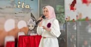 atalia praratya menggunakan baju berwarna cream dan kerudung pink