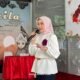 atalia praratya menggunakan baju berwarna cream dan kerudung pink