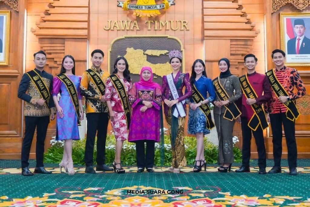 Khofifah indar parawansa bersama Firsta Yufi Amarta Putri Puteri Indonesia 2025 Jawa Timur